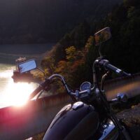 笹間川ダム湖とオートバイ