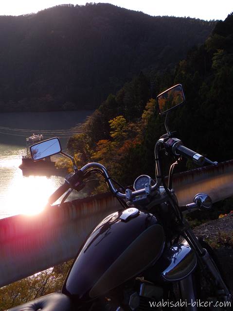 笹間川ダム湖とオートバイ