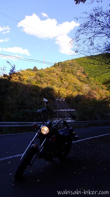 山の日陰とオートバイ