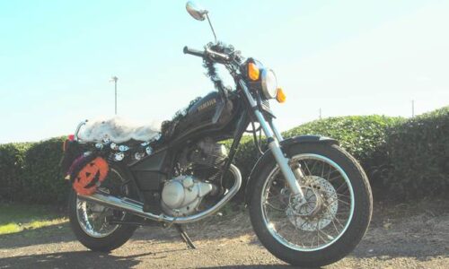 ハロウィン仕様のオートバイ YAMAHA SR125