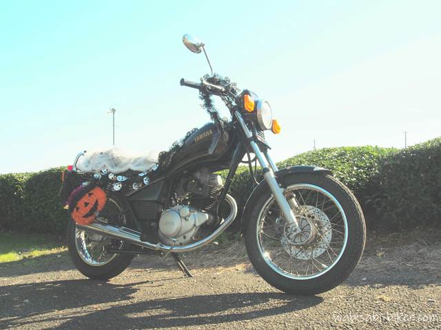 ハロウィン仕様のオートバイ YAMAHA SR125