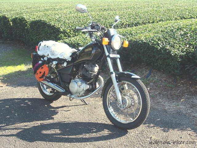 ハロウィン飾りを付けたオートバイ YAMAHA SR125