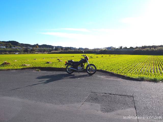 冬の田んぼとバイクのある風景