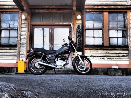 東萩間公会堂とオートバイ