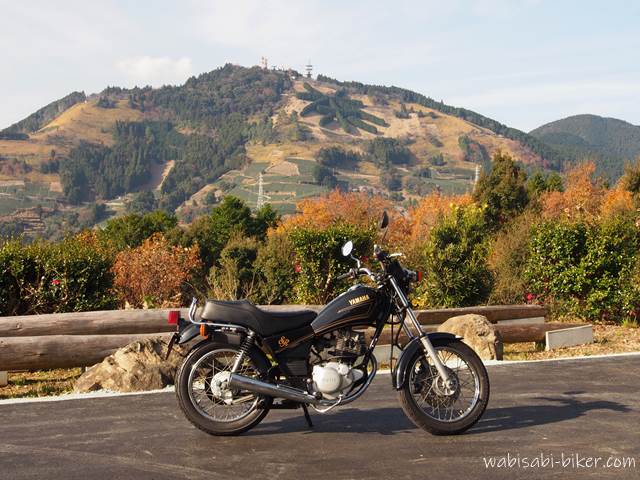 オートバイと粟ヶ岳ビューポイントの茶文字