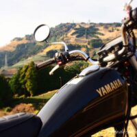 粟ケ岳の茶文字とオートバイ