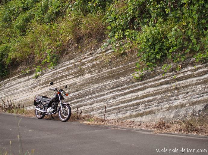 斜めの地層とオートバイ