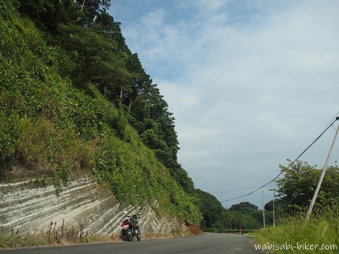 地層とバイクのある風景