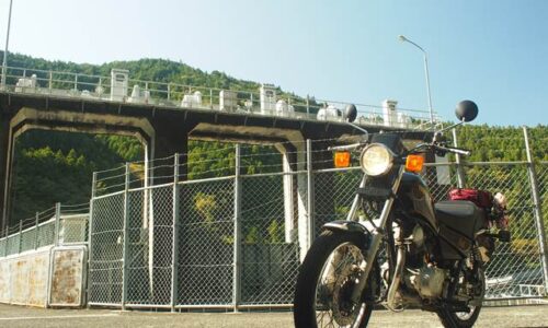 笹間川ダムとオートバイ
