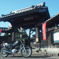 オートバイと西福寺の山門