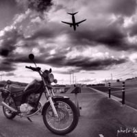 オートバイと飛行機のある風景