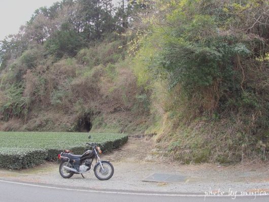 茶畑の洞穴とオートバイ