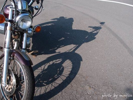 オートバイと影
