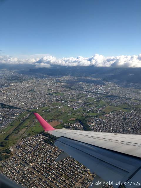 札幌市内を飛ぶ飛行機