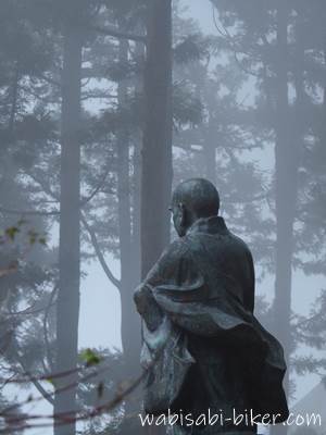 日蓮聖人像と霧