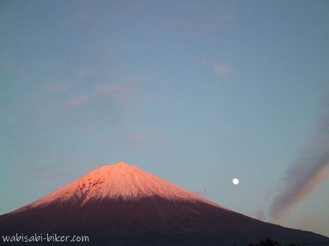 富士山と月