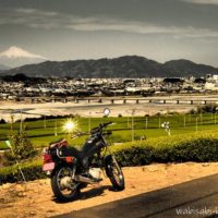 富士山とミラーの太陽とオートバイ