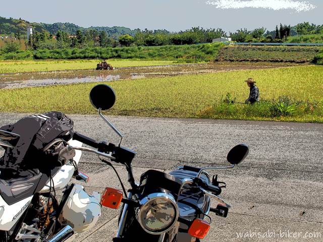 バイクと農作業風景