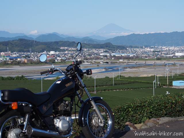 バイクと茶畑と富士山風景