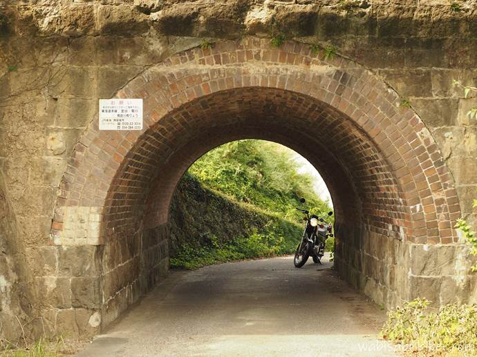 小さなトンネルとバイク
