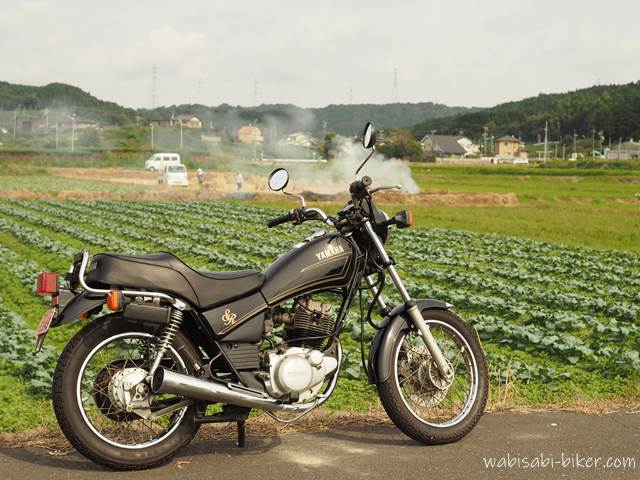 野焼きの煙とオートバイ YAMAHA SR125