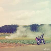 野焼きの煙とオートバイ