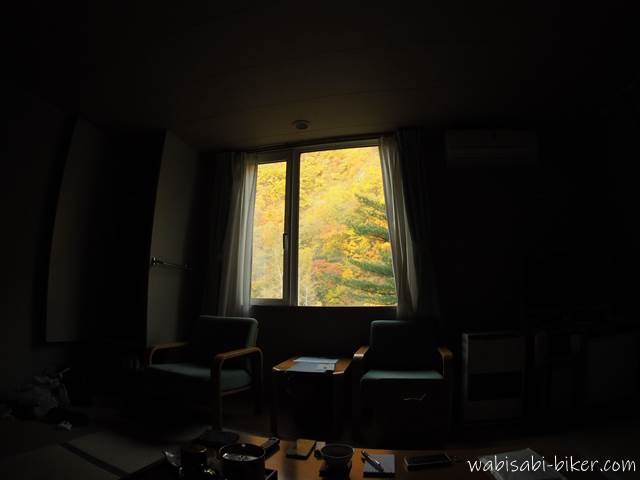 温泉宿からの黄葉