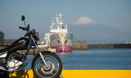 オートバイと船と富士山