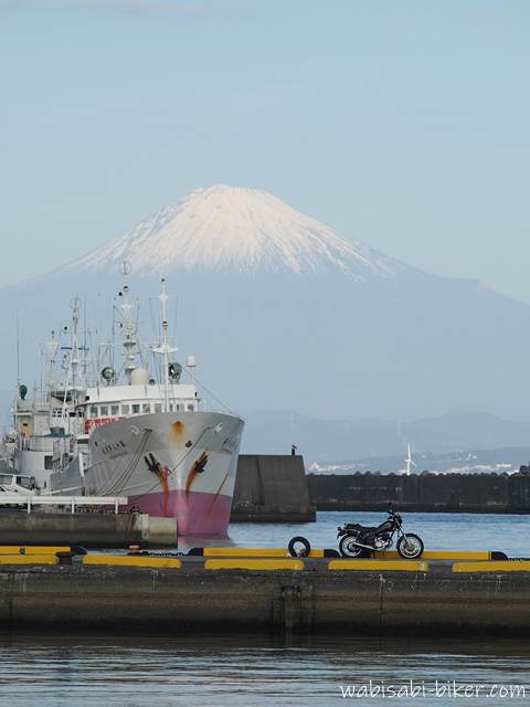 焼津小川港 富士山と船とオートバイ