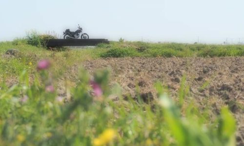 耕された春の畑とオートバイ