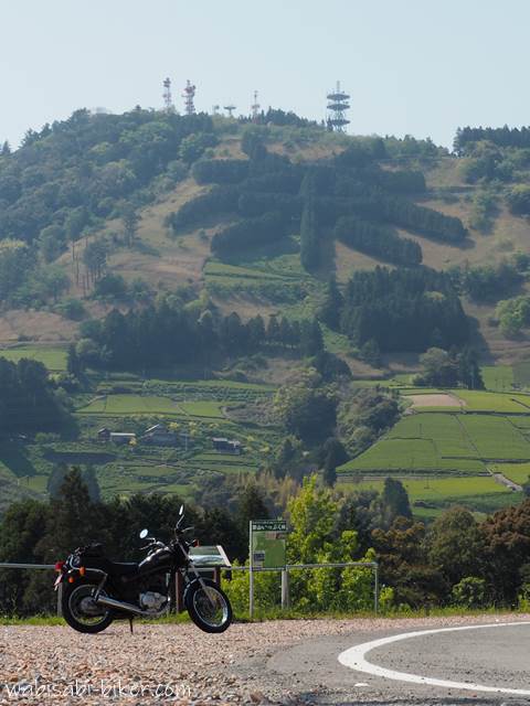 粟ヶ岳の茶文字とオートバイ