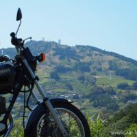 粟ヶ岳の茶文字とオートバイ