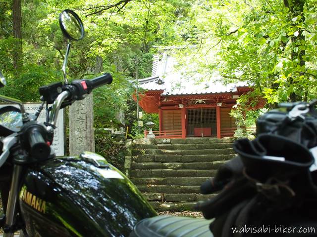 東光寺本堂とオートバイ