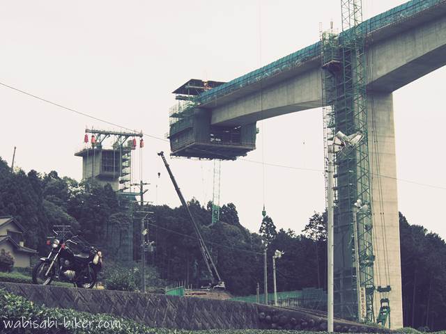 工事中の橋とバイク