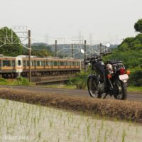 オートバイと電車と水田