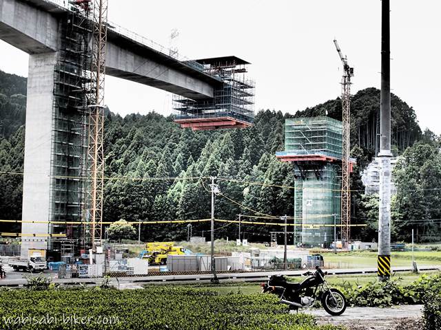 工事中の橋とオートバイ