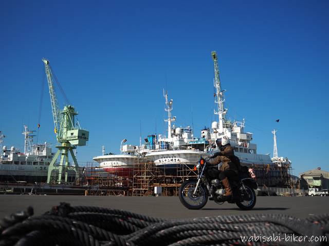 バイク写真自撮り 造船所とオートバイ