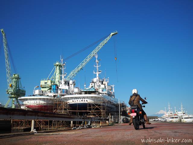 バイク写真自撮り 造船所とオートバイ