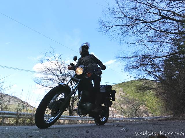 山の日陰でオートバイと自撮り