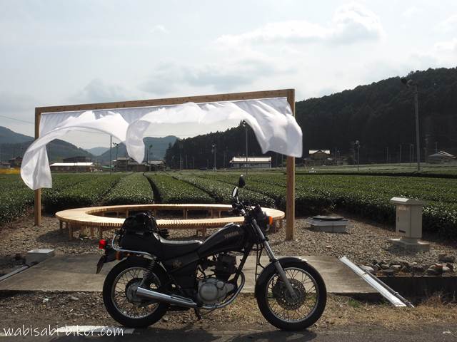 ちゃばらのカーテン　屋外アートとオートバイ