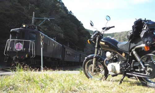 電気機関車 ELさくら号とオートバイ