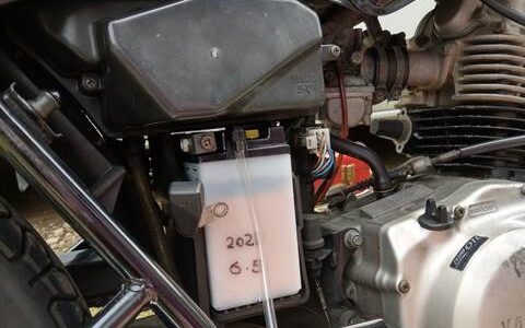 バッテリーを入れたYAMAHA SR125