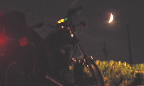バイクと月食