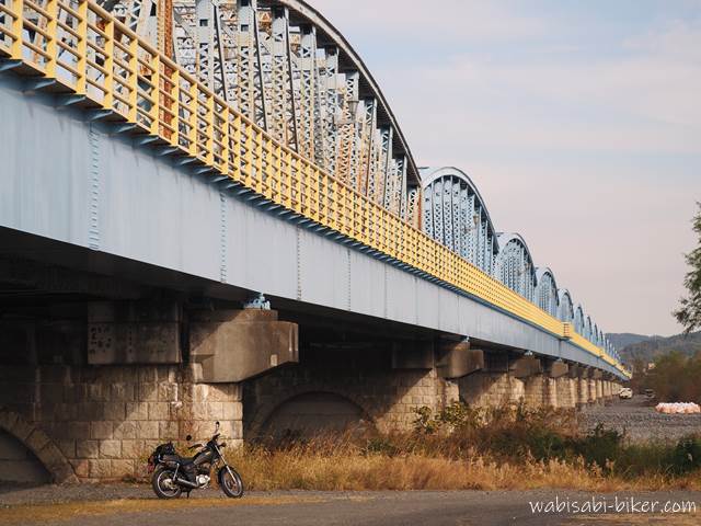 大井川橋とオートバイ