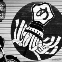 纏のシャッターアートとオートバイ