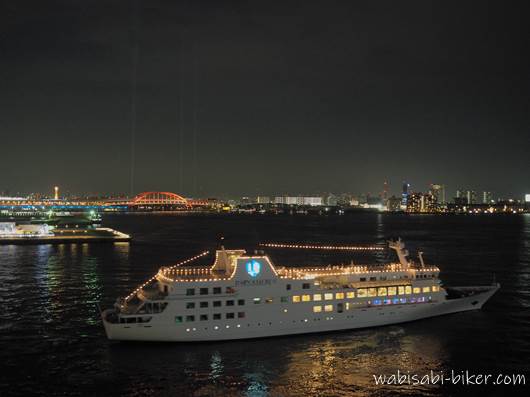 船と神戸大橋の夜景