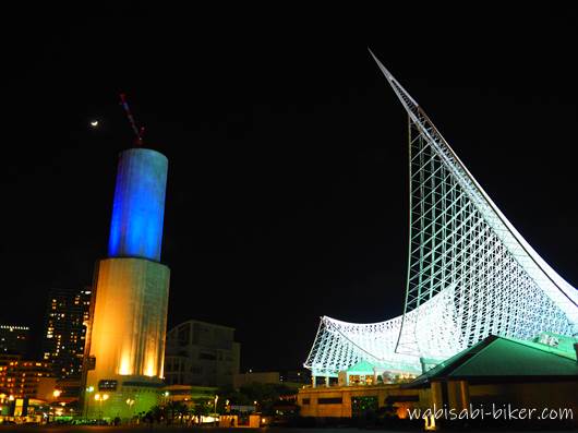 工事中の神戸ポートタワーと海洋博物館の夜景