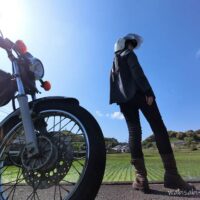 水田とバイク セルフポートレート