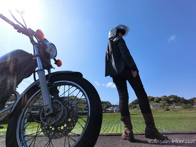 水田とバイク セルフポートレート