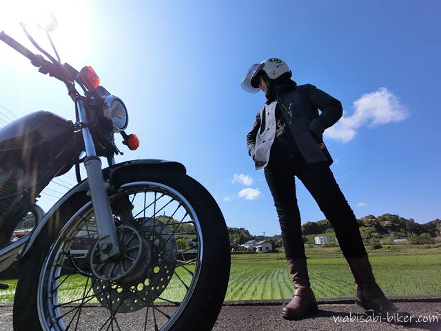 バイクと水田 セルフポートレート